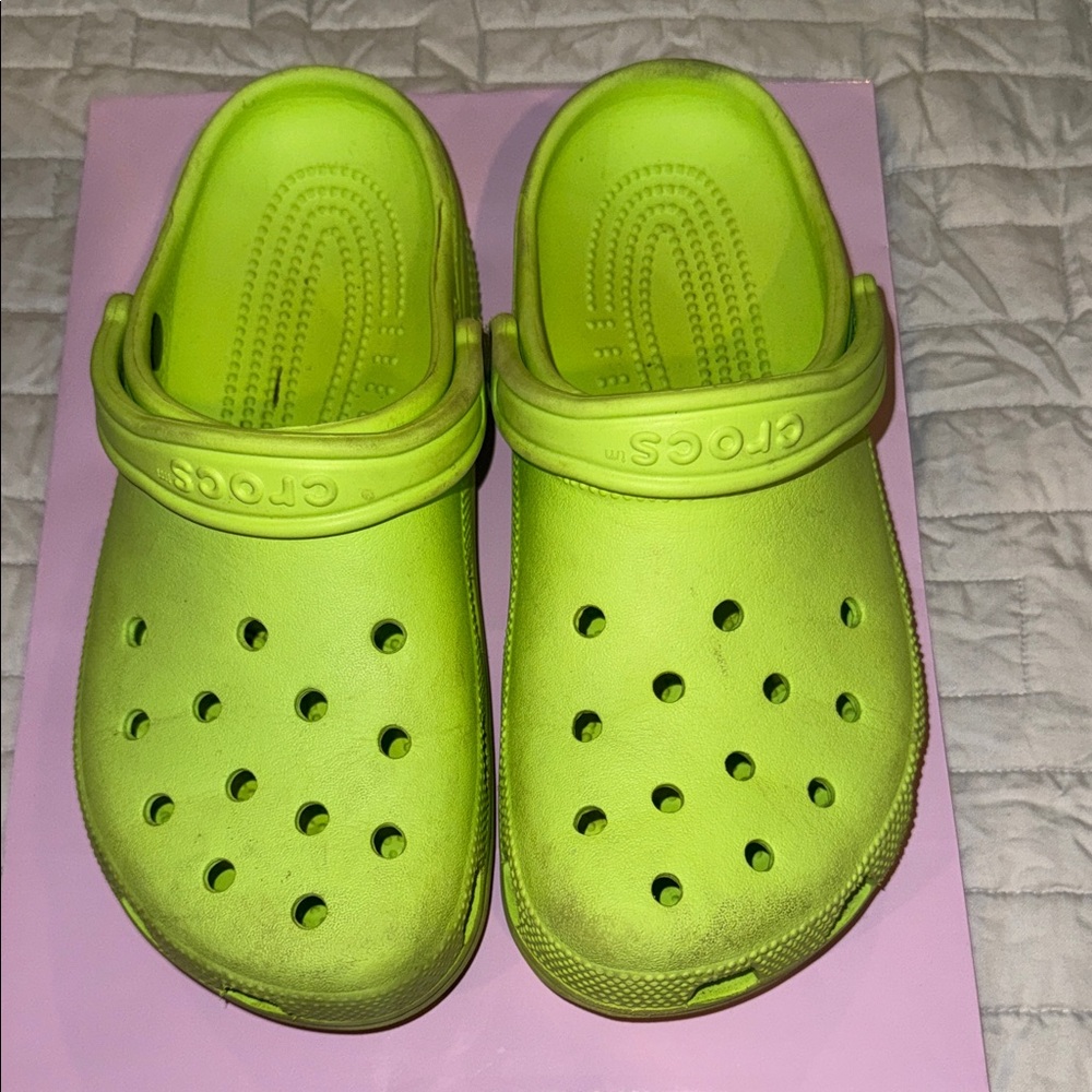 CROCS Men/Women size 8 Water Shoes - Bright Lime